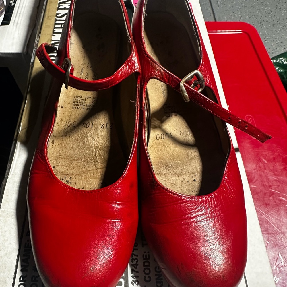 Red Girls Flamenco/ Folkloric Dance  Shoes -4.5 US
